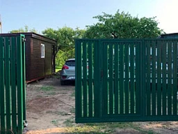 Ворота из евроштакетника с встроенной калиткой